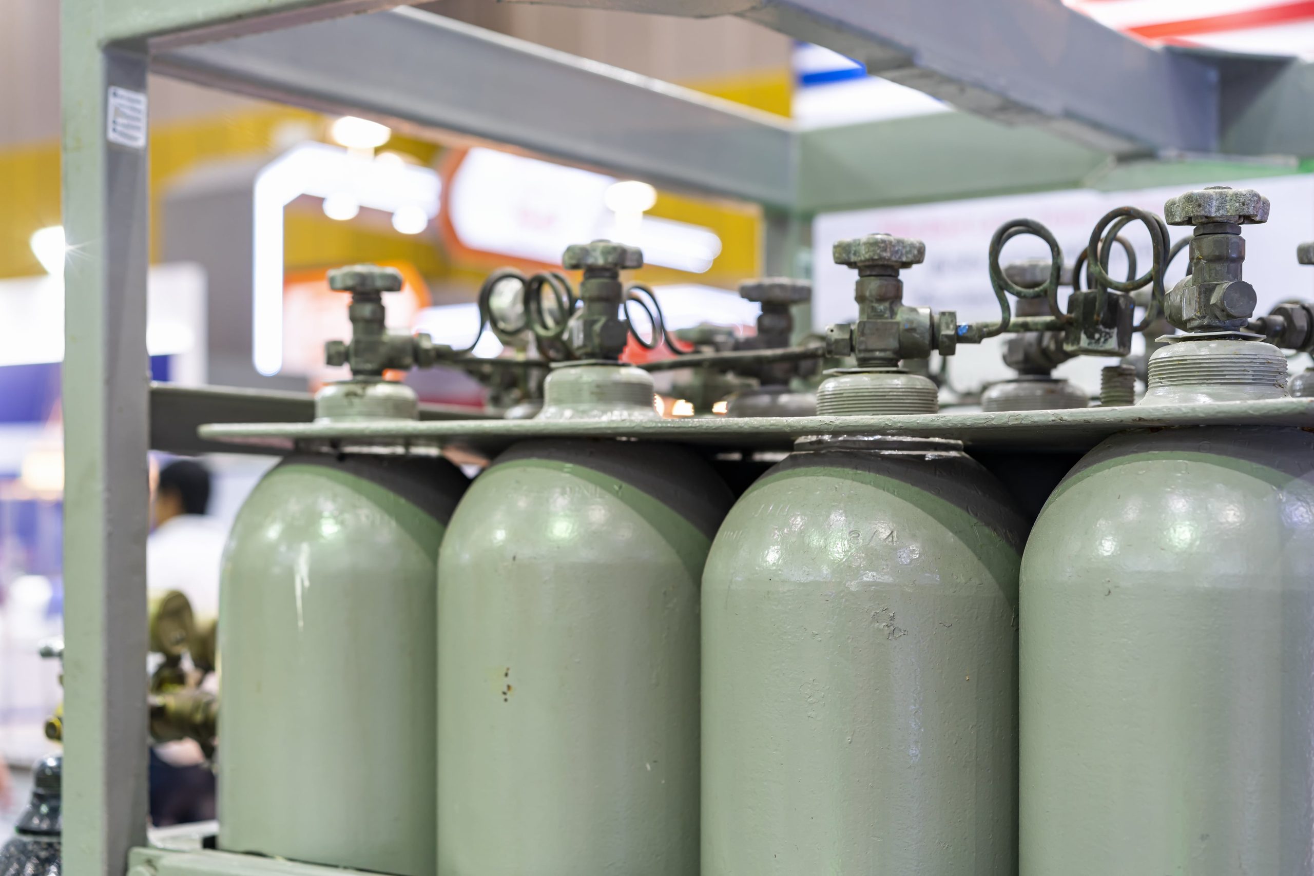 a bunch of gas cylinders are lined up in a row